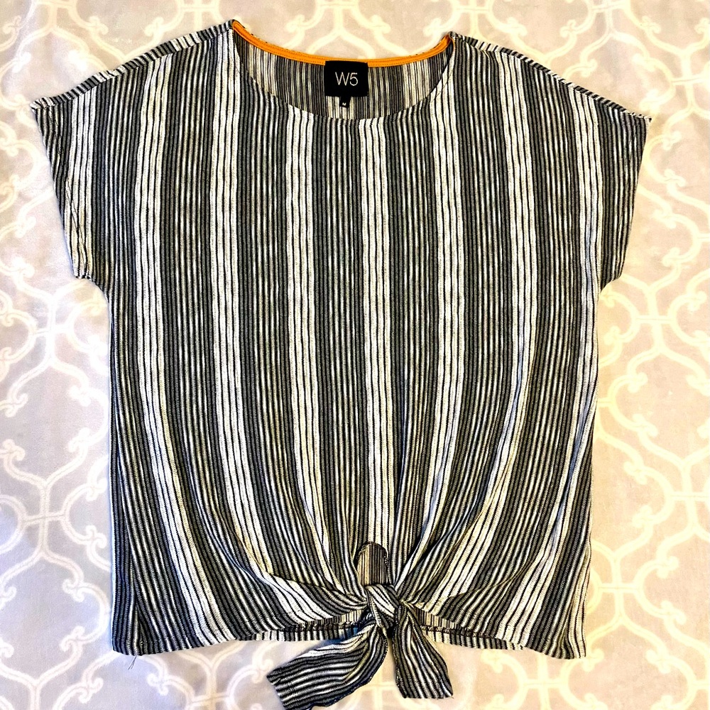W5 women’s striped top, size medium. Excellent condition.